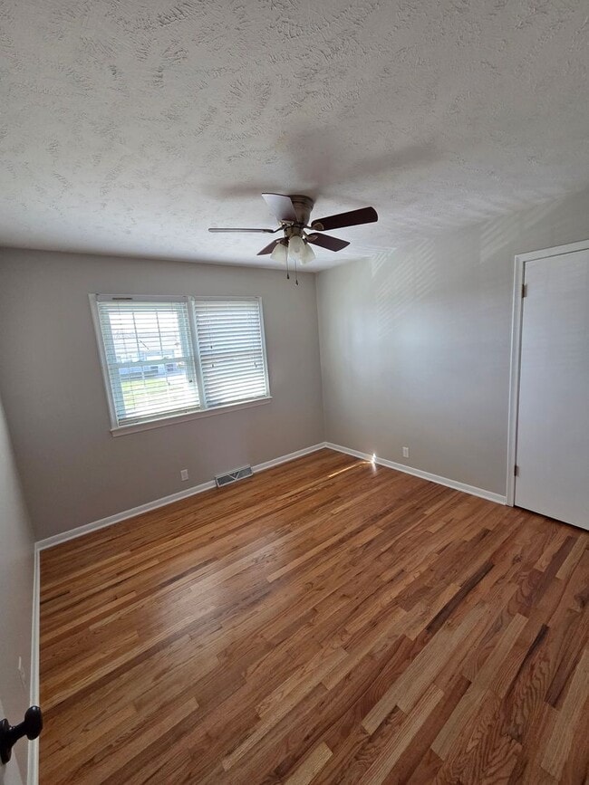 Building Photo - 3 bed, 2 bath, 1 car garage, fenced backyard, newly remodeled!