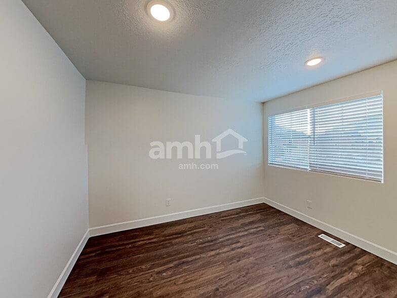 Building Photo - 2151 E Silverado Ln