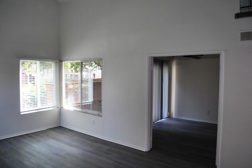 Building Photo - 10626 Escobar Dr