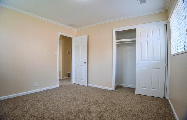 Building Photo - 588 Mulberry Cir