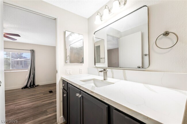 Building Photo - 603 Diamond Dr