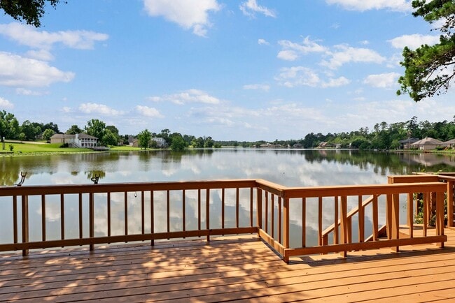 Building Photo - Waterfront Townhome in Elkins Lake