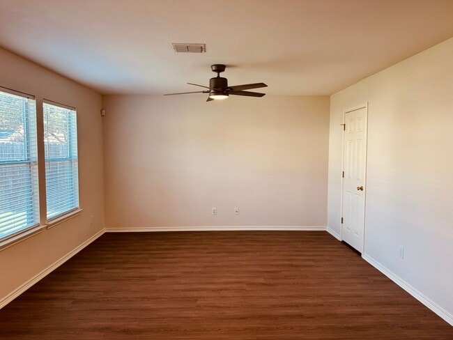 Building Photo - 3 Bedroom/2.5 Bath Springwood Subdivision