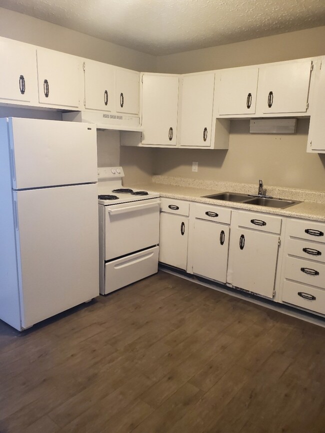 Kitchen - Rand Sharp Lane Apartments