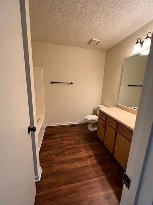 Building Photo - 3BD/2B Townhouse in New Wood Valley