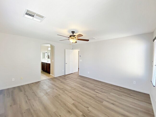 Building Photo - 4 BEDROOM + DEN 3 BATH HOME IN NORTHWEST