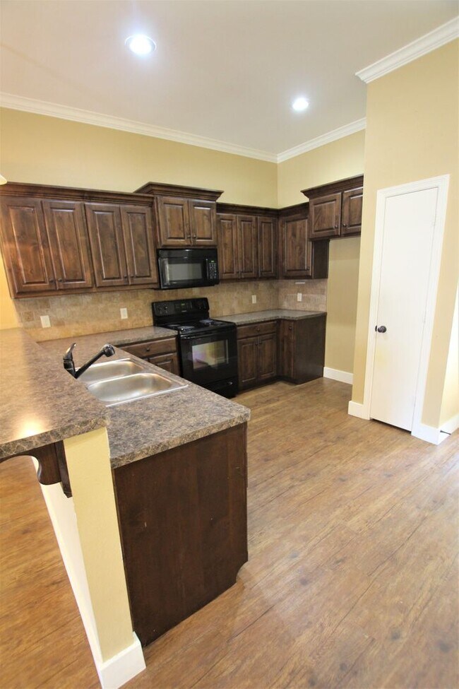 Building Photo - 3 Bedroom, 2 Bathroom Town Home in Tyler!