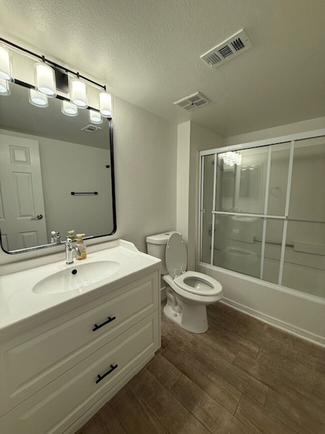 Building Photo - Condo in Gated Palm Lake