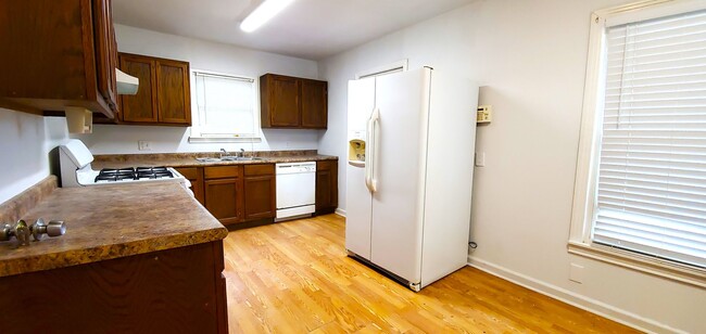 Building Photo - BRICK HOUSE!!! 3-bedroom, 1-bath, Close to...