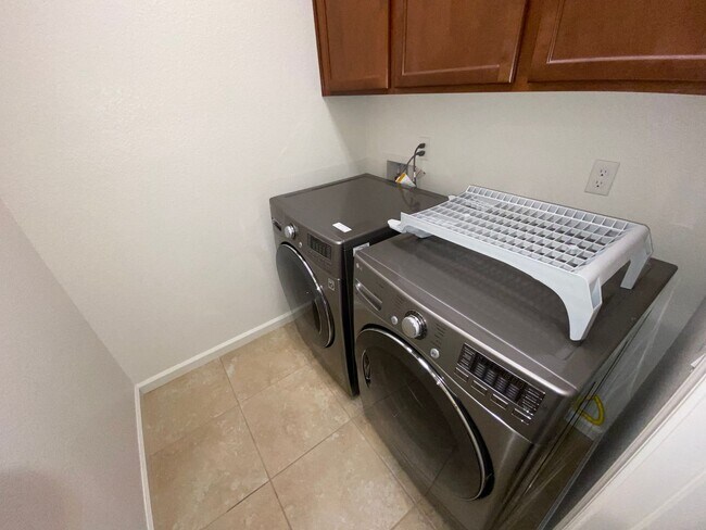 Building Photo - NW Reno Large Townhouse Sterling Ridge at ...