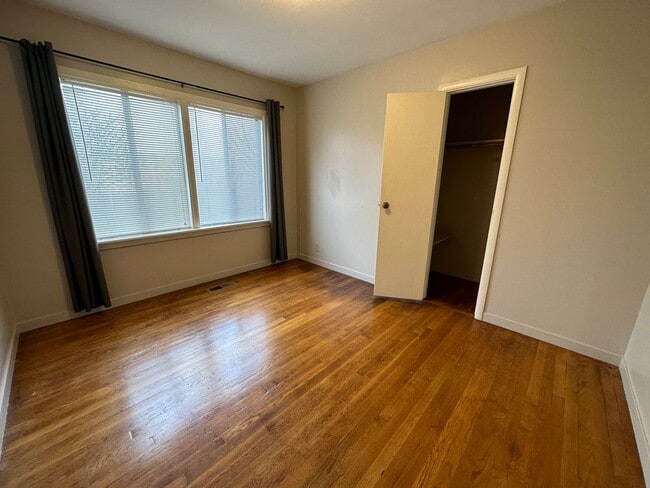 Building Photo - 3 Bed/1 Bath Home with Yard in Tahoe Park