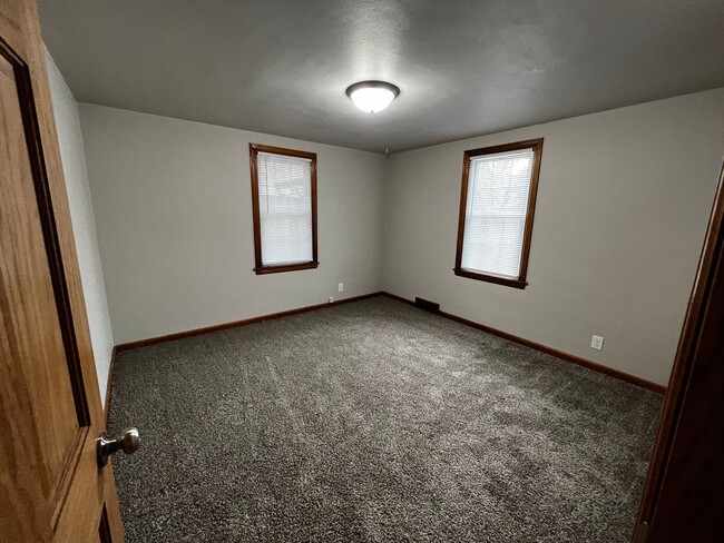 Building Photo - Prime Appleton Location - Available March 1st