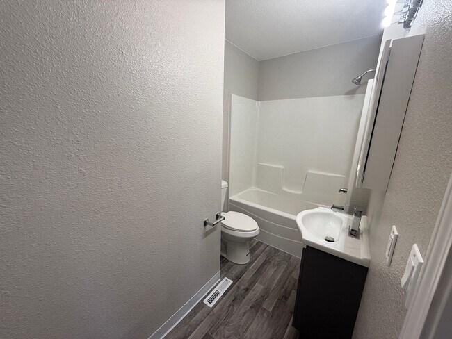 Building Photo - Newly Remodeled! Dog friendly!