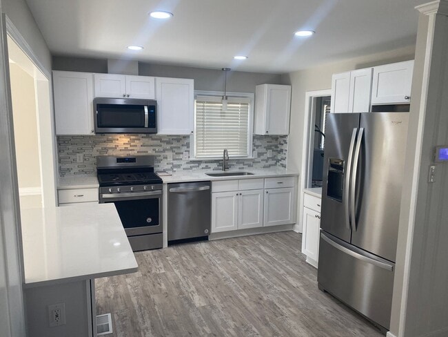 Building Photo - Settle in to this beautiful 3 bed 3 bath i...