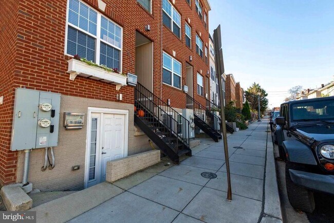 Building Photo - 514 Hobart Pl NW