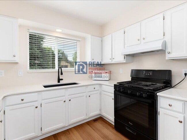 Building Photo - 1424 S Sierra Dr