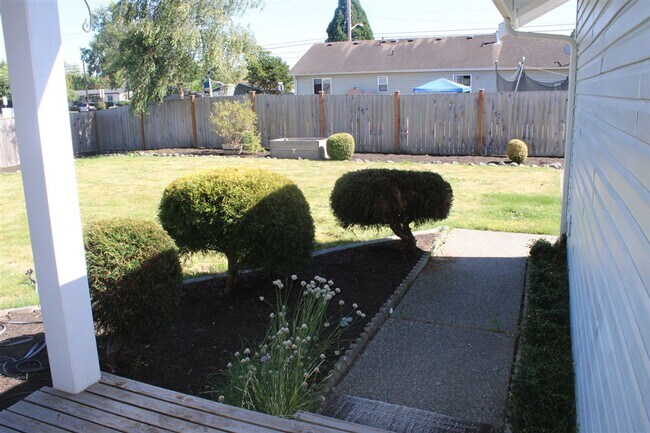 Building Photo - 3 Bedroom, 2 Bathroom House in Burlington!