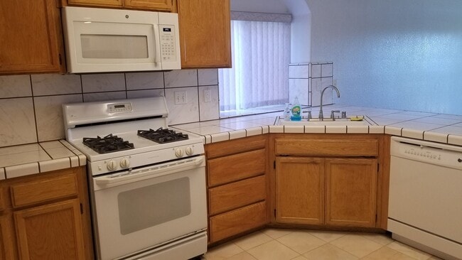 Building Photo - Beautiful 4 bedroom/2.5 bath South Davis Home!