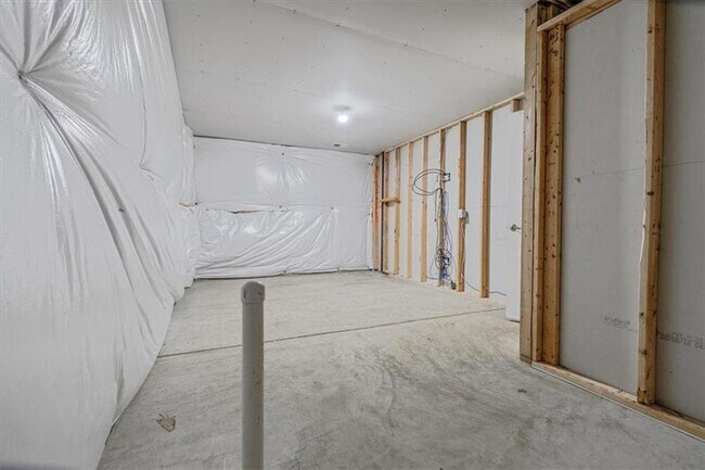 Building Photo - 8059 Hinsdale Ln