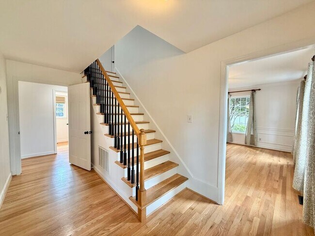 Building Photo - 5017 Sandlewood Dr