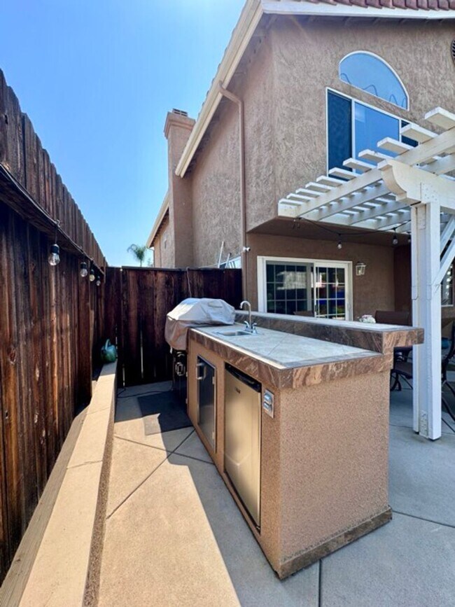 Building Photo - Beautiful 4 Bedroom Pool Home with Solar i...