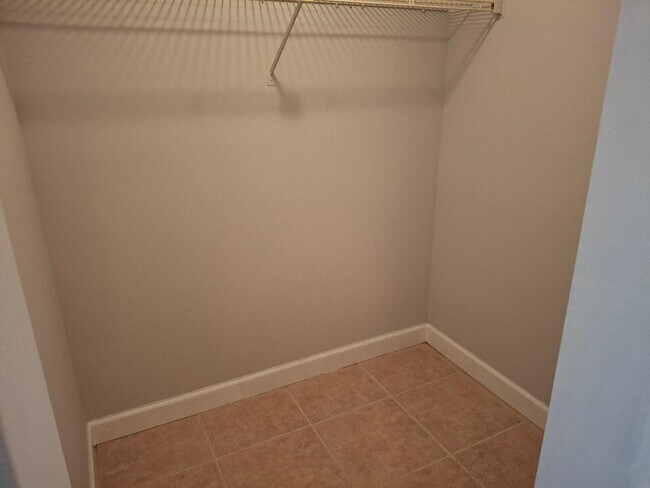 Building Photo - 105 Lake Emerald Dr