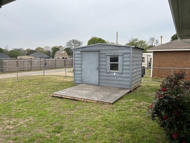 Building Photo - 1705 Deatsville Hwy