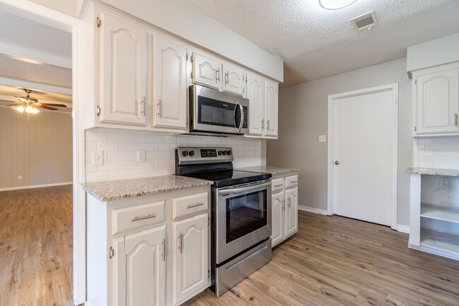 Building Photo - ** Move-In Special ** Beautiful 3 Bed 2 Ba...