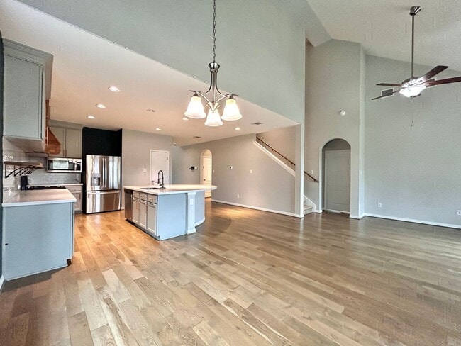 Building Photo - Bright & Beautiful 4 Bed, 3.5 Bath Home with Room for Everyone