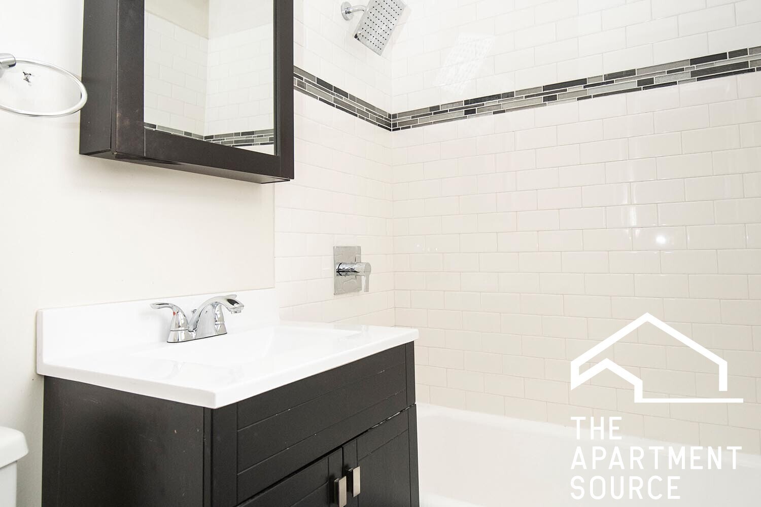 Building Photo - 3345 N Marshfield Ave