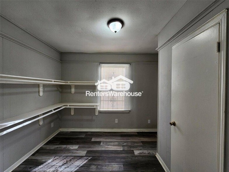 Building Photo - 7937 Oak Knoll Ln