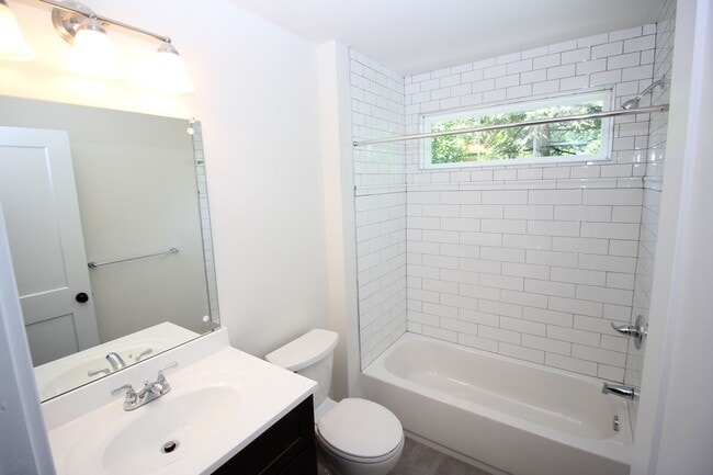 Building Photo - Lafayette Hill - 4 Bedroom 2.5 Bath Twin - HW - Granite - Great Location