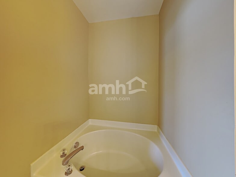 Building Photo - 2000 Sweet Gum Ct