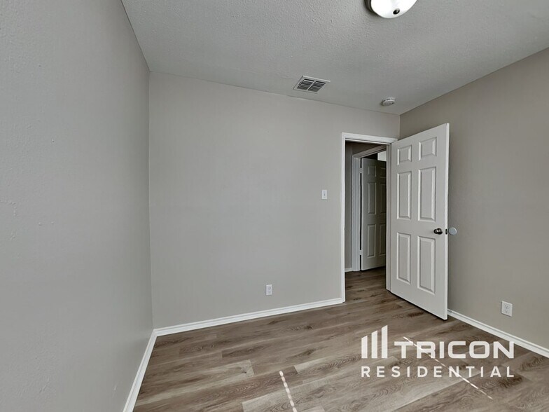 Building Photo - 10218 Basin Field Dr