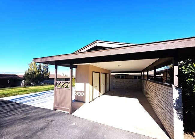 Building Photo - Beautiful 2 Bedroom / 2 Bath Bungalow Next to Hidden Valley Golf Club with Large Private Patio, N...