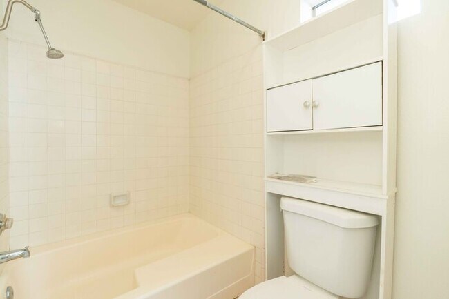 Building Photo - Beatiful house next to golf course.