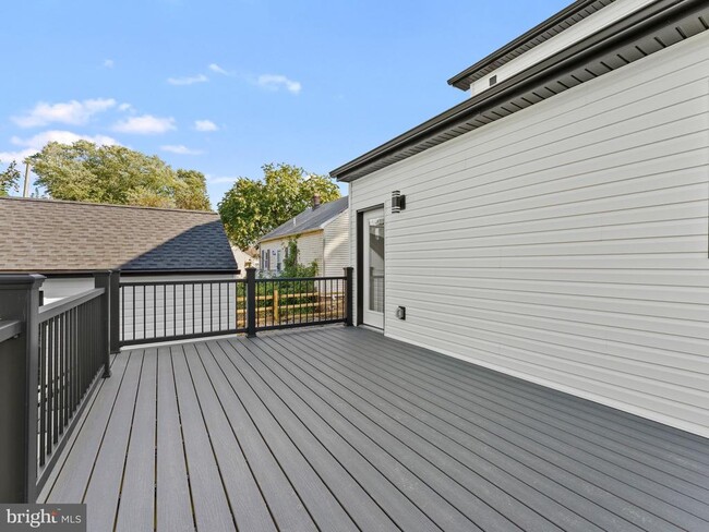 Building Photo - 116 2nd St