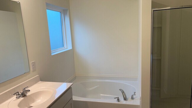 Building Photo - Chelsea Park's  Built 2022 One level 4 Bed...