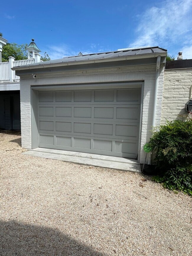 Building Photo - Georgetown Splendor with Garage Parking
