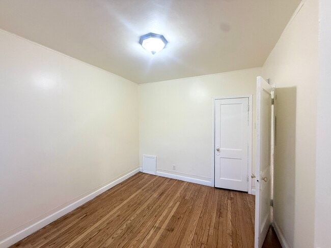 Building Photo - 7151 S East End Ave