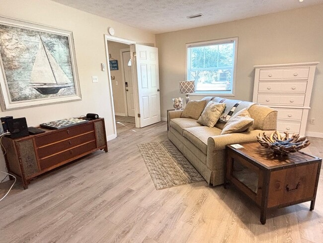 Building Photo - CALLING ALL SNOWBIRDS! Fully furnished apartment!