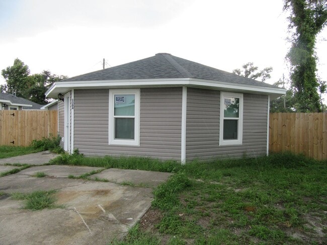 Building Photo - 1304 Grace Ave