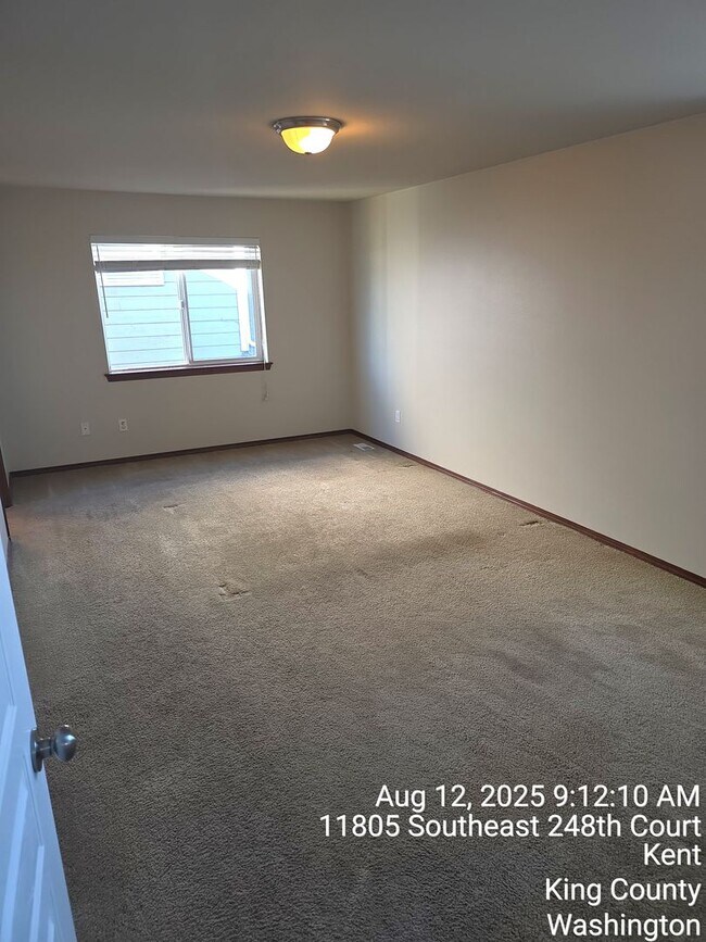 Building Photo - East Hill Kent 4 bedroom 2.5 bathroom with...