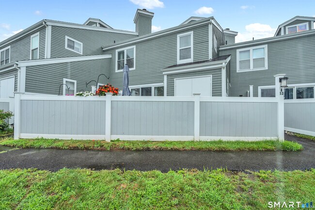 Building Photo - 92 Limewood Ave