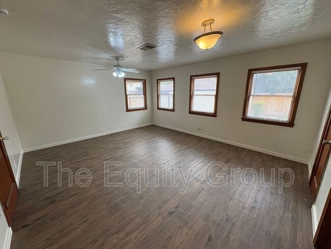 Building Photo - 309 W Noble Ave
