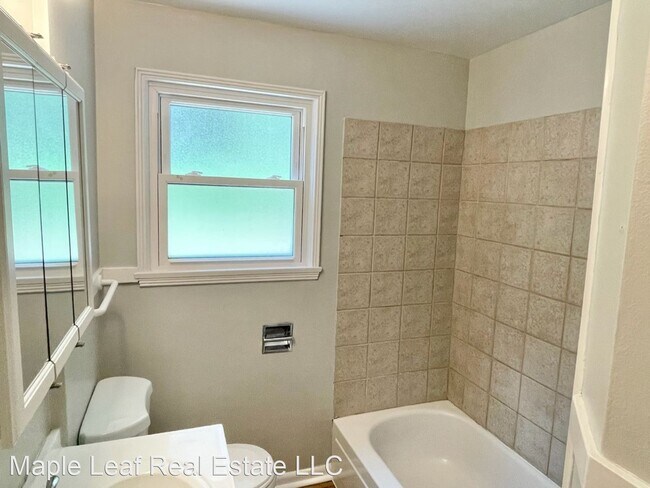 Building Photo - 3 br, 1.5 bath House - 11721 Roosevelt Way NE