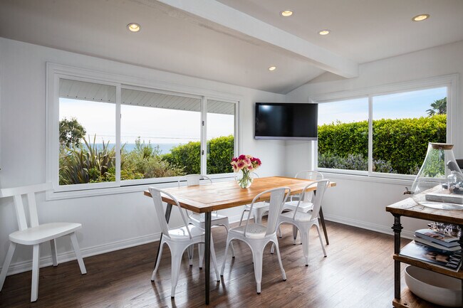 Breakfast area - 29225 Cliffside Dr