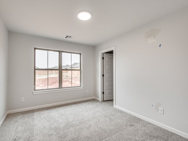 Building Photo - Newer Home in Moore!