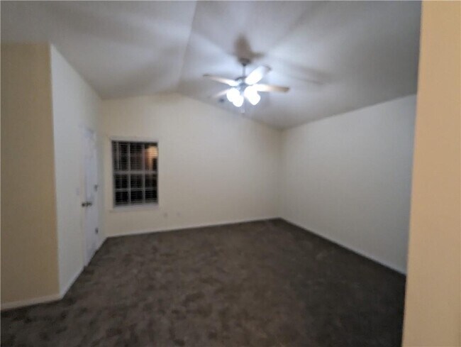 Building Photo - 3053 Setter St