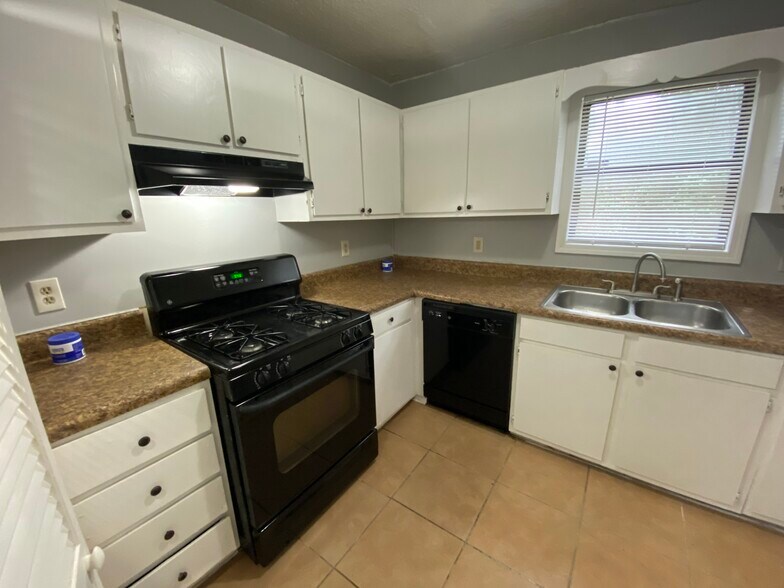 Building Photo - 5600 Windwood Rd